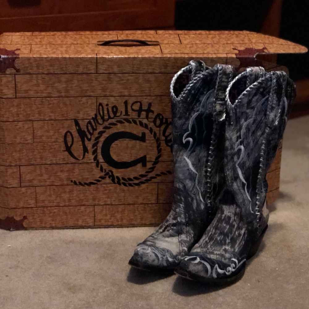 Charlie 1 horse lucchese boots with box